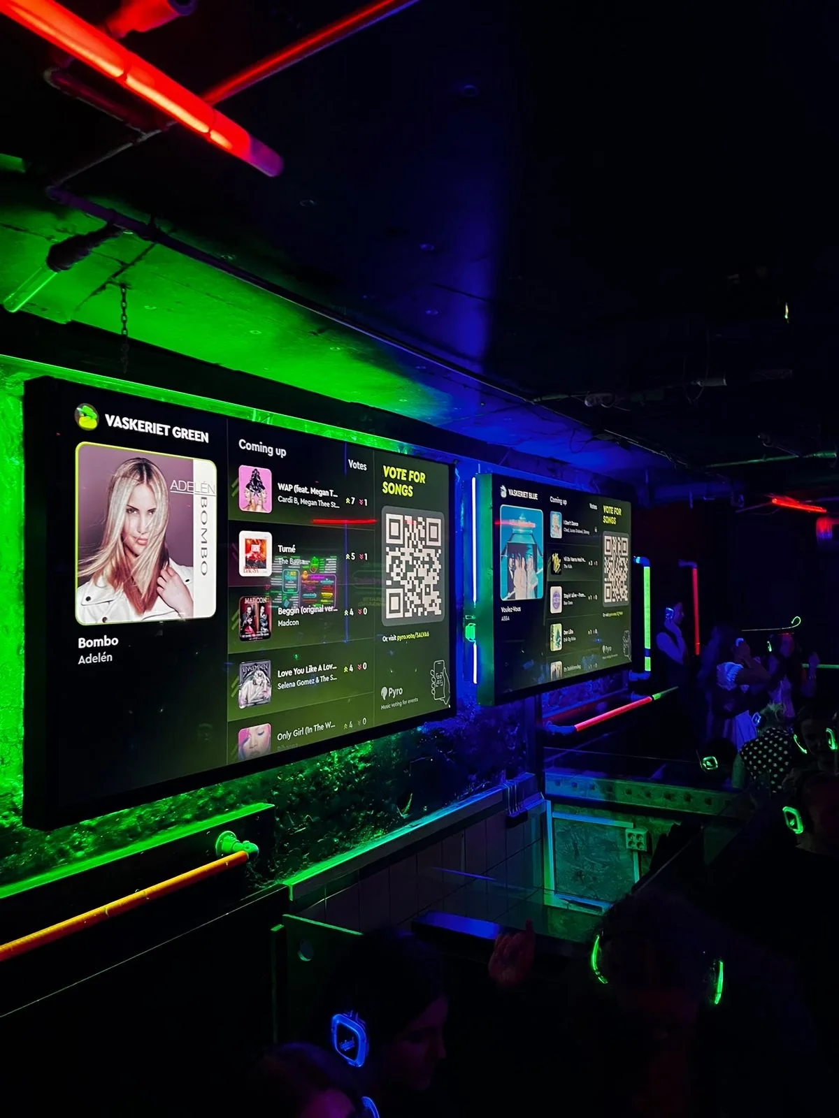 The live queue and the QR code on the screens at Vaskeriet in Bergen